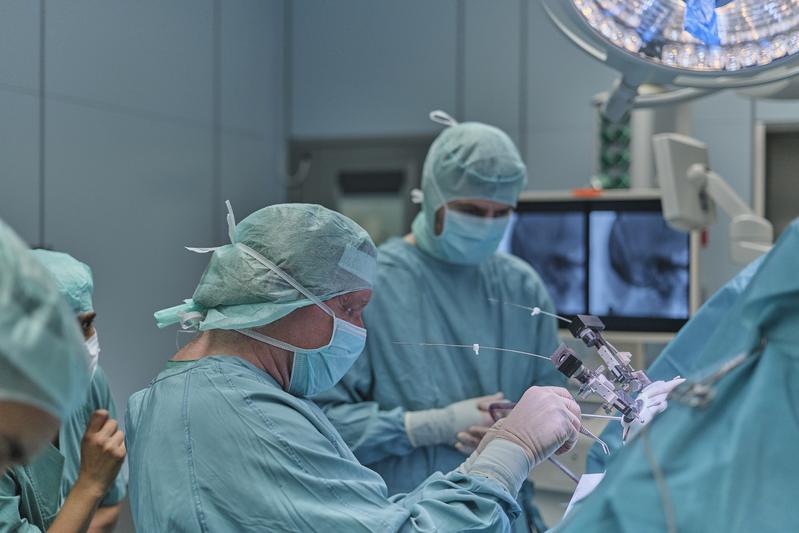 Prof. Dirk Winkler (im Vordergrund) bei einem Eingriff zur tiefen Hirnstimulation, bei der ein 3D-gedruckter Stereotaxie-Rahmen zum Einsatz kommt.