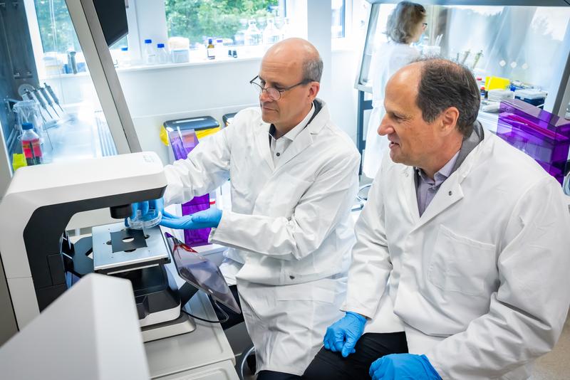 Prof. Dr. Jan Schulte am Esch (li.) und Prof. Dr. Thomas Huser (re.) arbeiten im EU-Projekt CHEM-SCAN zusammen.