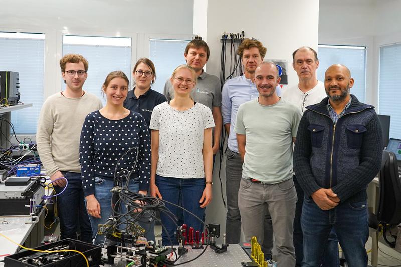 QuINSiDa-Partner bei der finalen Labordemonstration des integrierten optischen drahtlosen Sicherheits-Stacks.