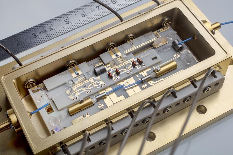 Mikrointegriertes Lasermodul mit optischem Halbleiterverstärker für Quantensensorik-Experimente  im Weltraum.