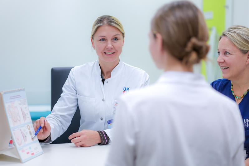 Vor der Operation werden die Patientinnen von Prof. van Mackelenbergh (l.) und Breast Care Nurse Beata Jensen umfassend beraten.