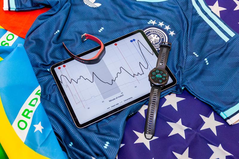 Forschende der Universität Bielefeld erfassen anhand von Smartwatch-Daten bei der WM, wie Fußball das Herz bewegt.