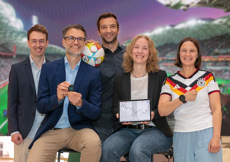 Zur Weltmeisterschaft rufen sie Fußballfans auf, per Smartwatch ihre Vitaldaten bereitzustellen (v.li.): Prof. Dr. Timo Adam, Prof. Dr. Christian Deutscher, Prof. Dr. Roland Langrock, Prof’in Dr. Christiane Fuchs sowie Sophie Kammerer, Wissenswerkstadt.