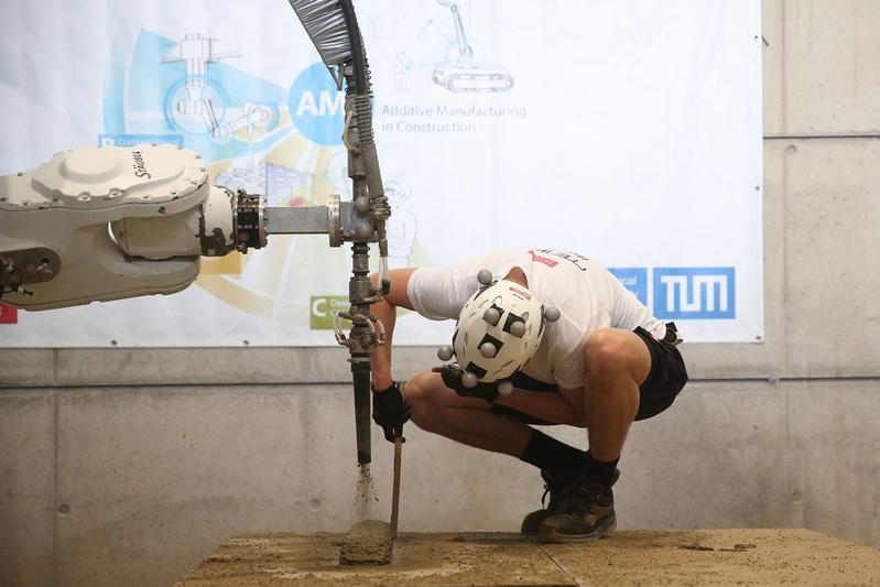 Bauen 5.0: Bauarbeiter*innen sollen nicht durch Maschinen ersetzt werden, sondern zusammen mit ihnen effizienter und sicherer arbeiten. 