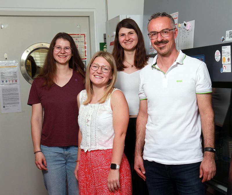 Erforschen Reparaturmechanismen in menschlichen Zellen (v.l.n.r.): Lydia Hens, Caroline Quarz, Riccarda Walter und Jörg Fahrer.  