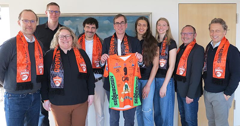 Der Präsident, sowie Professoren der OTH Regensburg freuen sich gemeinsam mit Vorsitzenden, Spielerinnen und den Sportdirektoren der NawaRo Straubing e.V. und GmbH über die künftige Zusammenarbeit.