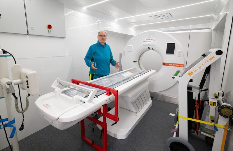 Silvia Rauen, Leitende Ärztin der Mobilen Geriatrie Unit, erläutert die Technik im Behandlungsraum des LKWs.