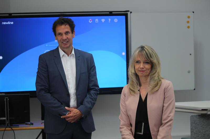 Rektor Prof. Dr.-Ing. Lars Meierling und Projektleiterin Nicole Maier freuen sich über den erfolgreichen Abschluss von "One Campus".