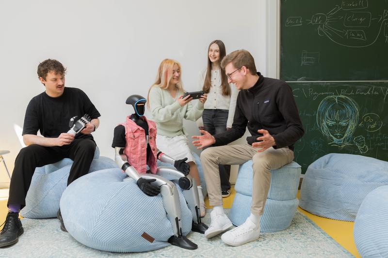 Ein spannendes neues Studienangebot für die THA: Ab dem Wintersemester 2026/2027 können Studierende an der Fakultät für Informatik „Künstliche Intelligenz und Robotik (B.Sc.)“ studieren. 