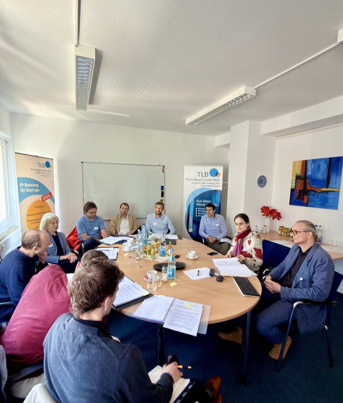 Interdisziplinäre Zusammenarbeit am runden Tisch: Workshop-Modul W1 in Karlsruhe.