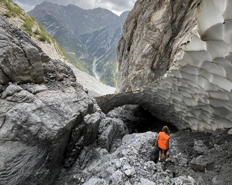Munt dals Vadès bei S-charl, Scuol: Eine imposante Schneebrücke spannt sich über die Murgang-Rinne.