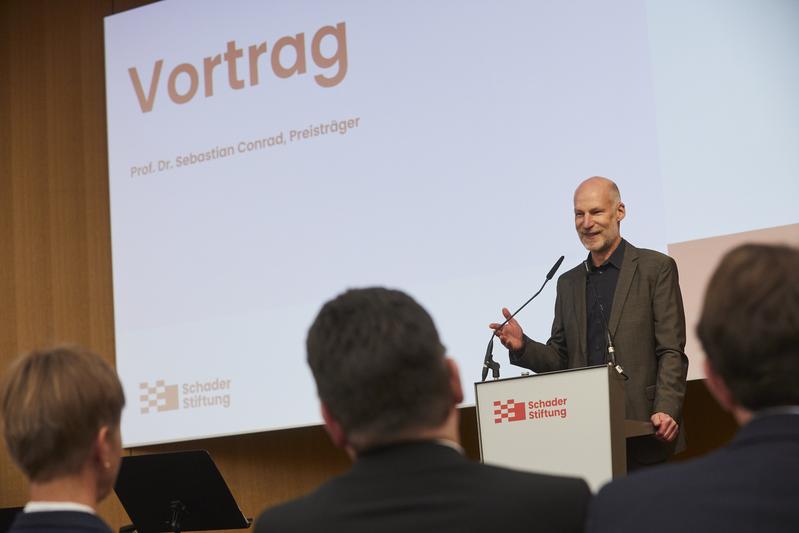 Schader-Preisträger 2026 Prof. Dr. Sebastian Conrad bei seinem Vortrag