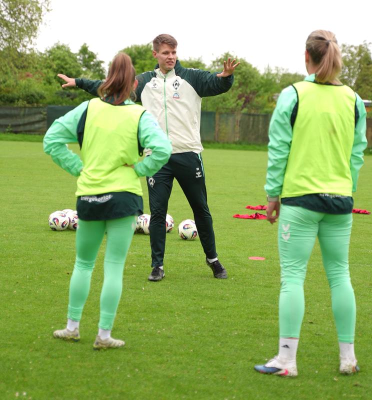 Trainer und Doktorand Bremermann beim Training mit Werder Bremen-Spielerinnen