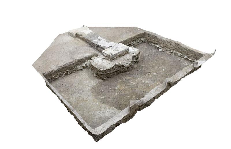 Die Grabungsfläche am Standort des Grabmals Ottos I. im Hohen Chor des Magdeburger Domes mit dem Unterbau aus Sandsteinen, auf dem der Sarkophag aufgestellt war.