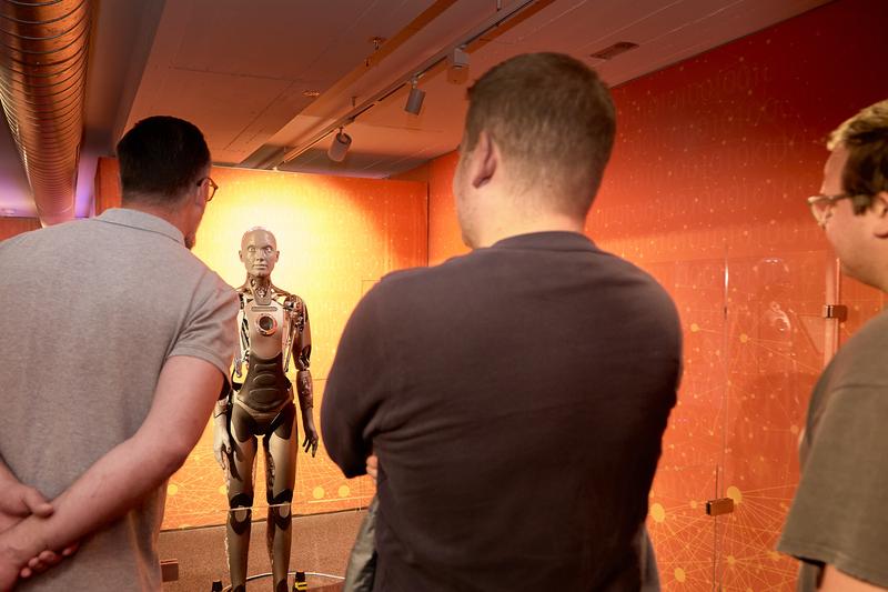 Im Deutschen Museum Bonn führte das Team der TH Köln fünf Feldstudien mit mehr als 500 Proband*innen sowie vier unterschiedlichen Robotern und virtuellen Avataren durch.