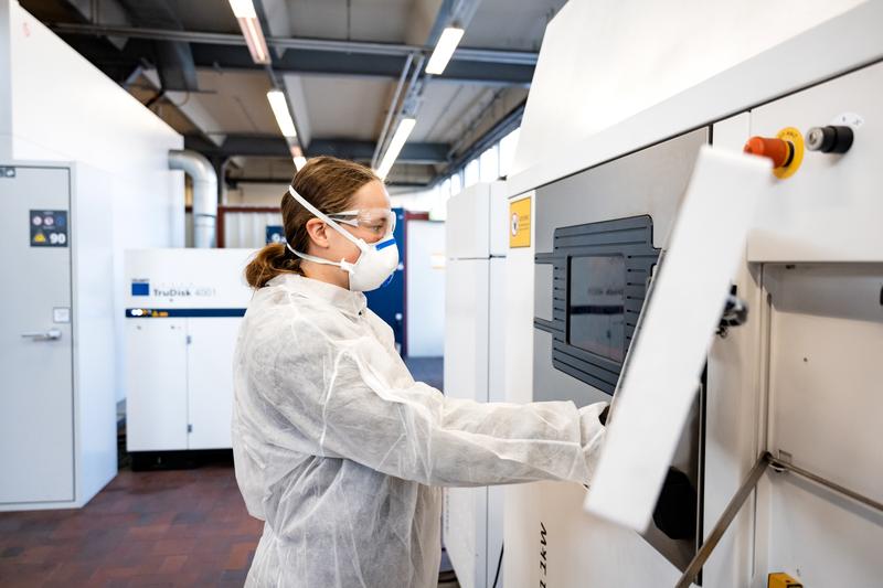 Additiv gefertigte Metallbauteile werden in einem Pulverbett hergestellt und mit einem Laser geschmolzen 
