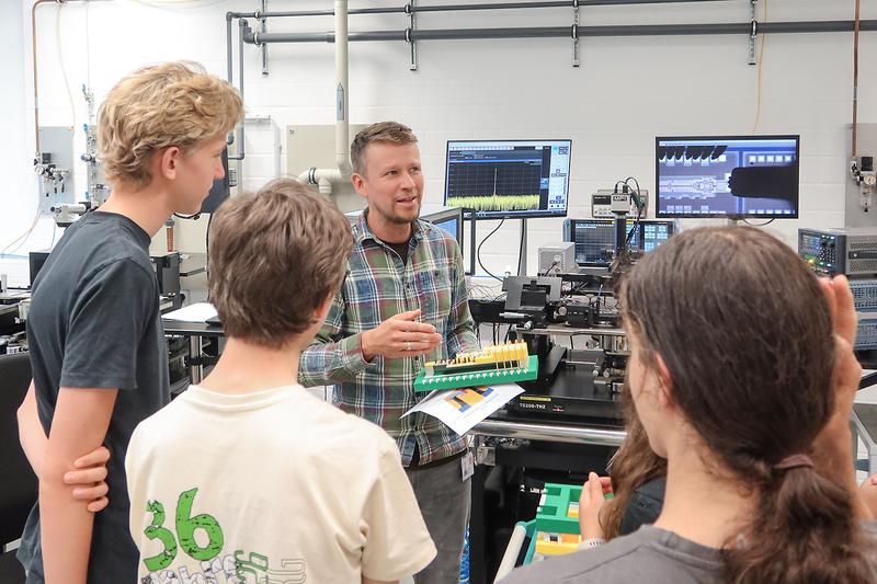 J. Jablonski mit Schülerin-nen und Schüler während der Laborführung im Messlabor