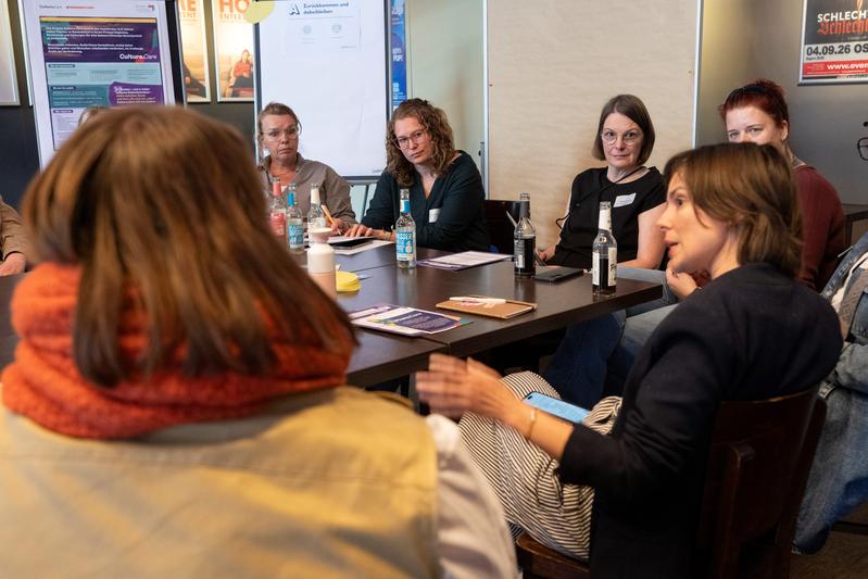 Austausch in der ersten regionalen Potenzialwerkstatt des Projekts „Kita Connect“ in Osnabrück: Die Teilnehmenden diskutierten Ideen und Erfahrungen zur lebensphasenorientierten Personalarbeit in Kitas.