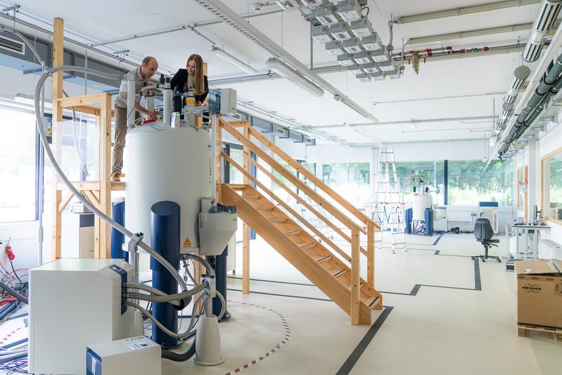 Von links nach rechts: Professor Paul Schanda und Doktorandin Lea Becker in der NMR‑Facility des Institute of Science and Technology Austria (ISTA).