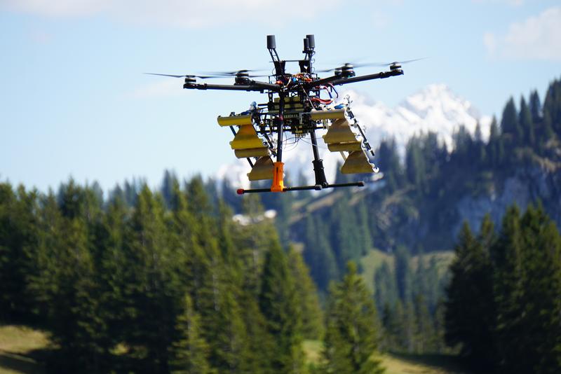 Die Drohnen werden im Alpenraum zur Radarfernerkundung und Erdbeobachtung eingesetzt. Sie tragen Sensoren, die geo-physikalische Parameter der Bio- und Kryosphäre erfassen können