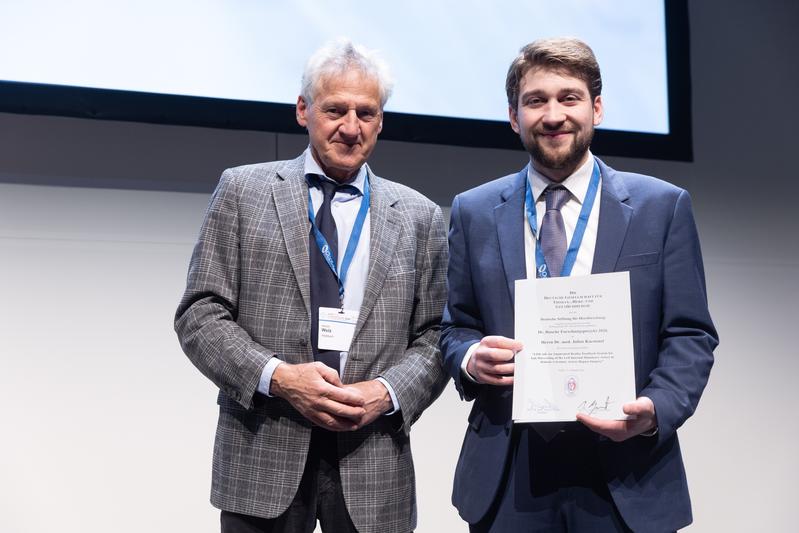 Dr. Julius Kaemmel (r.) bei der Auszeichnung mit der Dr. Rusche Projektförderung durch den Vorsitzenden des Wissenschaftlichen Beirats der Deutschen Stiftung für Herzforschung Prof. Dr. Armin Welz auf der DGTHG-Jahrestagung.