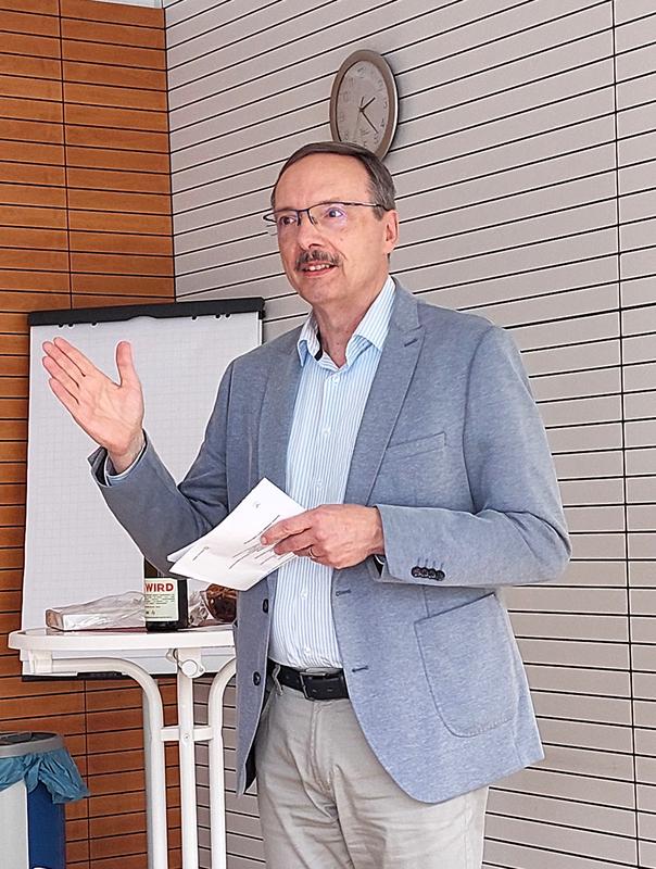 Prof. Dr. Peter Mudra bei seiner Abschiedsrede vor dem Senat der HWG LU