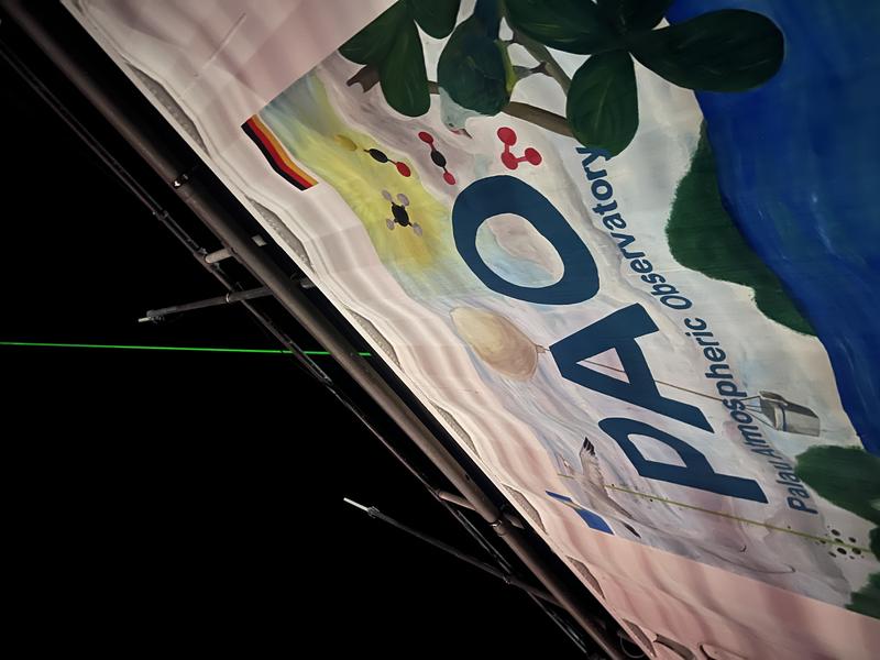 Das Palau Atmospheric Observatory mit grünem Laserstrahl des Lidarinstruments zur Messung von Aerosol- und Wolkeneigenschaften