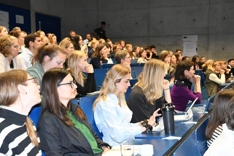 Ein überwiegend weibliches Publikum war zu dem interdisziplinären Symposium „Der Beckenboden – Evidenz, Herausforderungen, Perspektiven“ an die OTH Regensburg gekommen.
