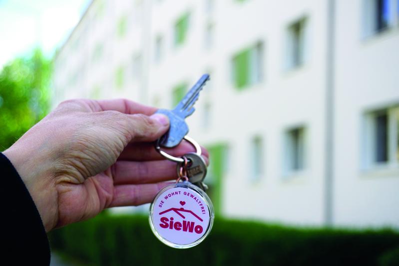 Ein Schlüssel für den Neuanfang: SieWo vermittelt Wohnraum für Frauen nach häuslicher Gewalt.