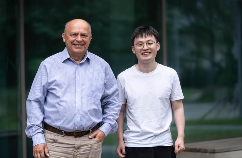 Die Autoren: Professor Leonid Sazanov und Postdoc Ziyu Zhao vom Institute of Science and Technology Austria (ISTA) 