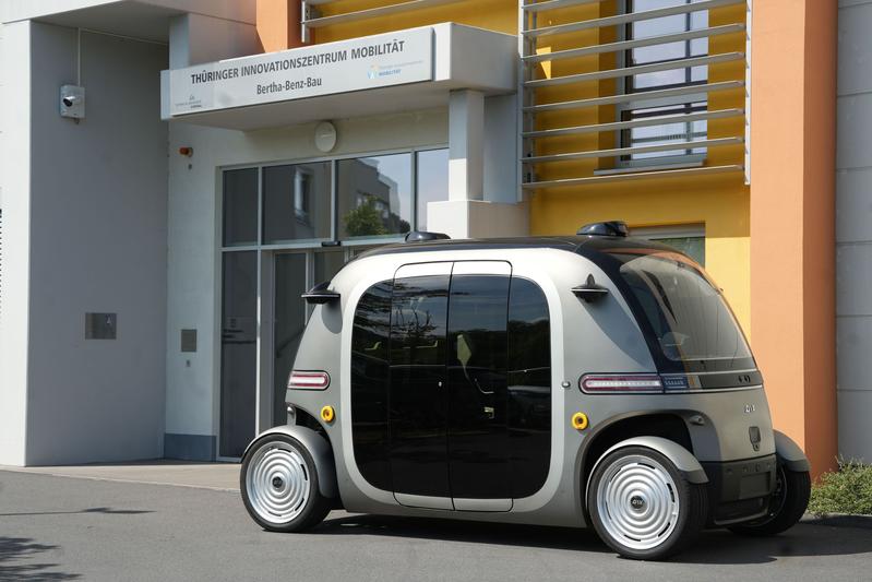 Der neue PIX Robobus am ThIMo dient als Plattform und Element in einer vernetzten Testkette („X-in-the-loop“) mit digitalen Zwillingen der Antriebs- und Steuerungssysteme sowie als Demonstration für die autonome Mobilität der Zukunft im ÖPNV.