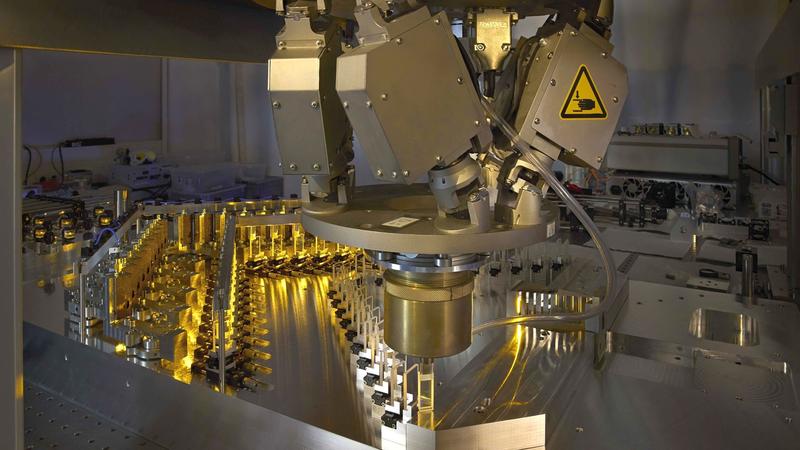 Für einen Quantencomputer, der gerade am 5. Physikalischen Institut der Universität Stutt-gart entsteht, entwickelt das Fraunhofer ILT in Aachen ein höchst komplexes laseroptisches System. 