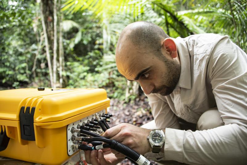 MPIC-Forscher Giovanni Pugliese bei der Arbeit im Amazonas-Regenwald. Mithilfe des Messgeräts erfasst er die Austauschprozesse des Bodens.