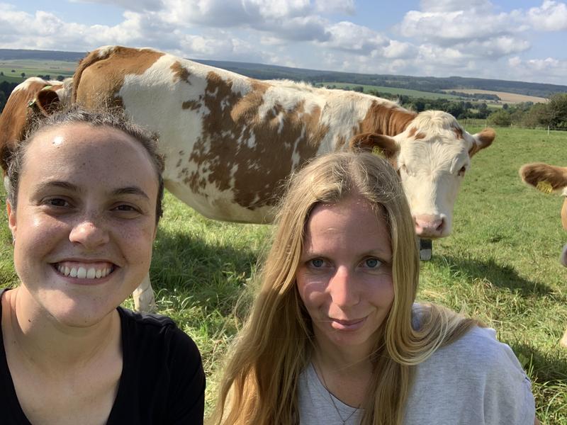 Dr. Natascha Grinnell und Dr. Dina Hamidi mit einem Rind, das ein Nofence-Halsband trägt. Das Foto entstand 2021 auf der Versuchsfläche des Versuchsguts der Universität Göttingen während eines Weideversuchs mit dem virtuellen Zaunsystem Nof