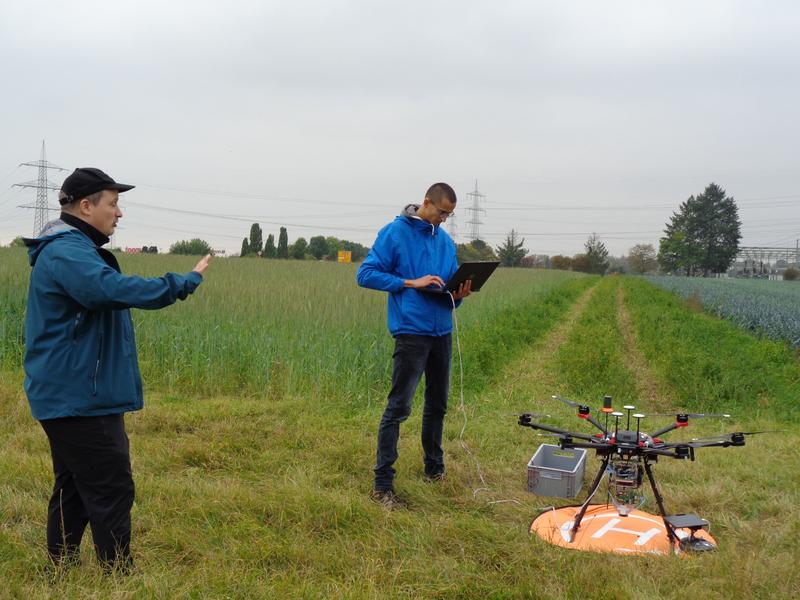 Erste Untersuchungen mit einer Drohne als Vorarbeit für die Entwicklung eines ultrahochauflösenden Kamerasystems: PD Dr. André Große Stoltenberg (l.) und Marcel Dogotari.