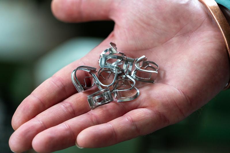 Mit diesen Füllkörpern aus Metall ist die Kolonne gefüllt. Diese vergrößern die Phasengrenzfläche zwischen Strippdampf und Klärschlammflüssigkeit