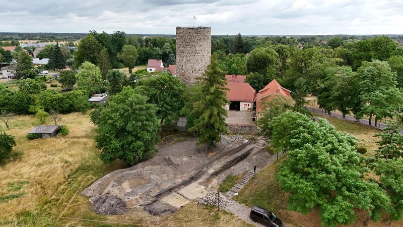Schrägluftbild des Grabungsschnitts im westlichen Bereich der Burg Loburg; Blickrichtung Osten. 