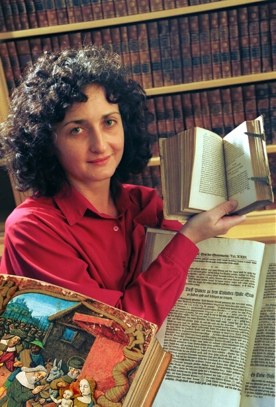 Angela Malz, Mitarbeiterin der Chemnitzer Universitätsbibliothek, präsentiert einige der historischen Bücherschätze der TU. Foto: TU Chemnitz
