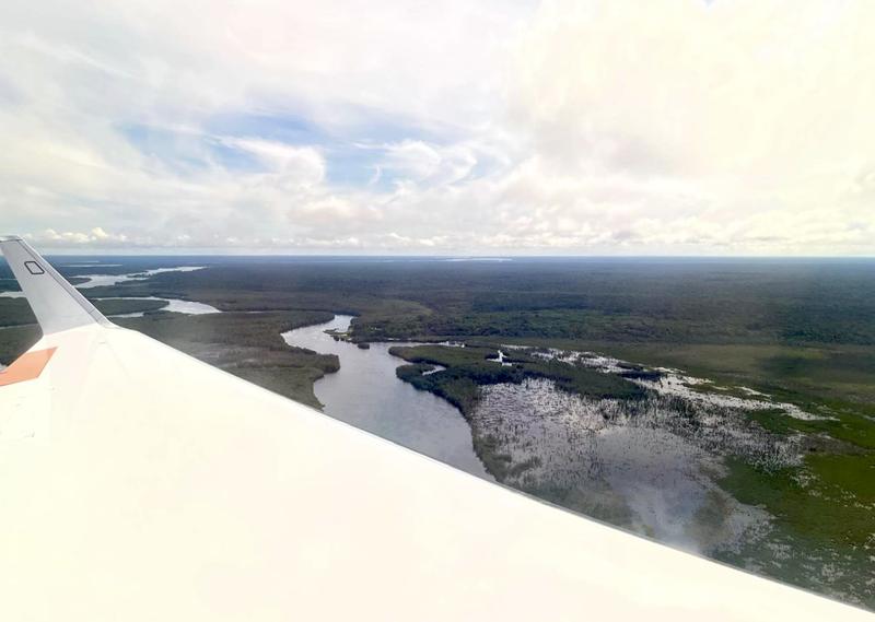Blick aus dem Forschungsflugzeug HALO über dem Amazonas: Forschende fanden dort deutlich mehr Methan als erwartet – manche Regionen emittieren viermal mehr als Modelle vorhersagen. Die Daten sind entscheidend für genauere Klimaprognosen.