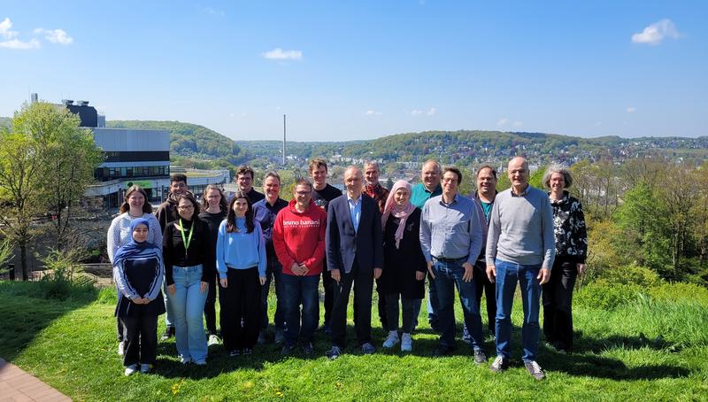Die Wuppertaler Arbeitsgruppe Experimentelle Elementarteilchenphysik um die Professoren Wolfgang Wagner (8.v.r.) und Christian Zeitnitz (2.v.r.) ist an führenden Experimenten am CERN beteiligt.