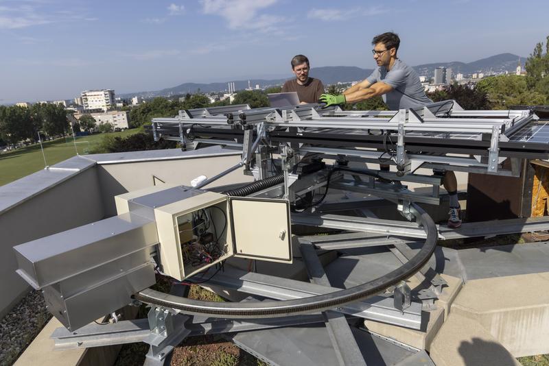 Armin Buchroither (rechts) und Thomas Neubauer vom Institut für Elektrische Messtechnik und Sensorik der TU Graz am vollständig zusammengefalteten Solarmodul FLAPTrack. 