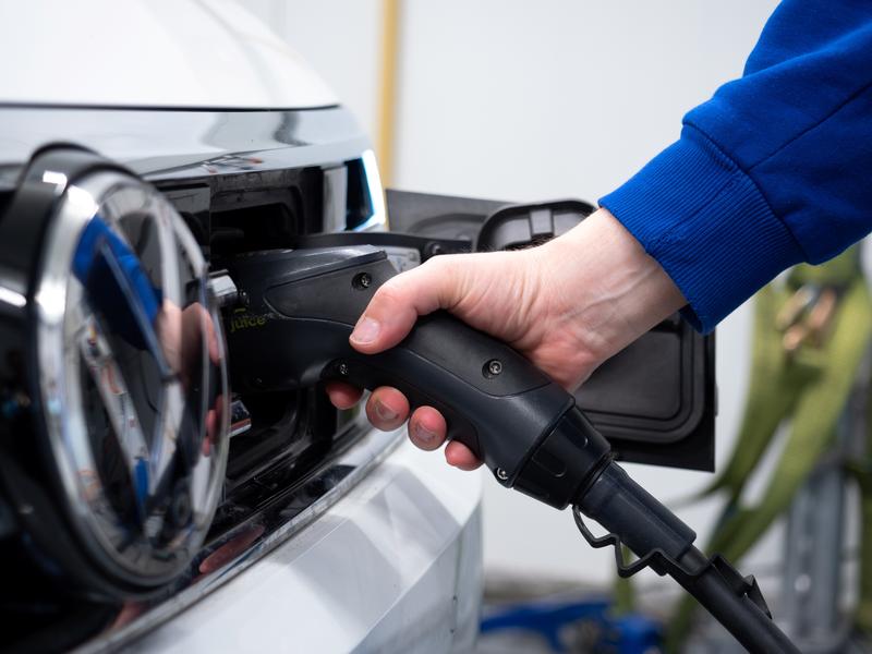 Wer seinen Plug-In-Hybrid regelmässig lädt, profitiert länger vom elektrischen Antrieb und verursacht weniger Emissionen.