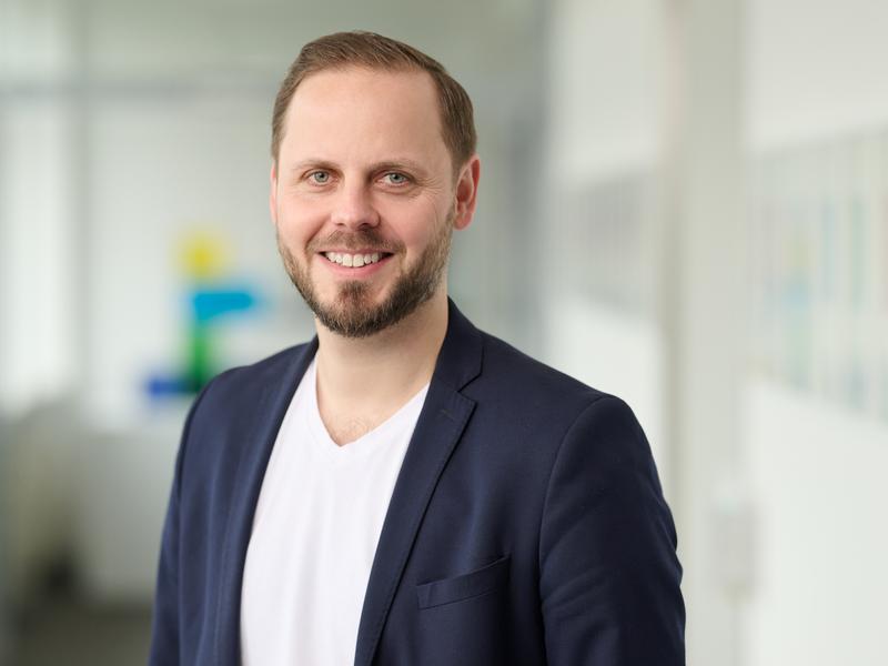 Prof. Dr. Florian Schatz entwickelt ein datensouveränes KI-System zur Lernunterstützung von Studierenden. 