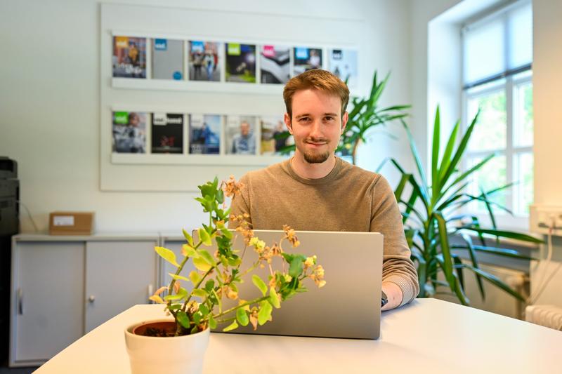 Luke Kahms hat an der HAW Kiel studiert und ist jetzt wissenschaftlicher Mitarbeiter im Projekt LLM Prof. 