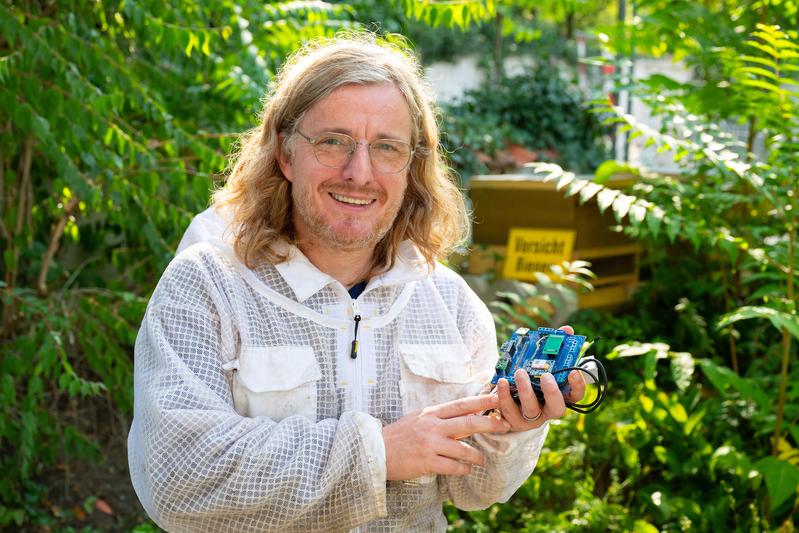 Prof. Dr. Marcus Zinn ist Bee Lab-Leiter, Informatiker und selbst auch Imker.