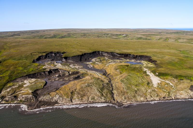 Permafrost in der Arktis speichert große Mengen organischen Kohlenstoffs. Tauen die gefrorenen Böden oder brechen Küstenabschnitte ab, kann dieser ins Meer gelangen, wo ihn Mikroorganismen abbauen und in klimaschädliche Treibhausgase umwandeln können. 