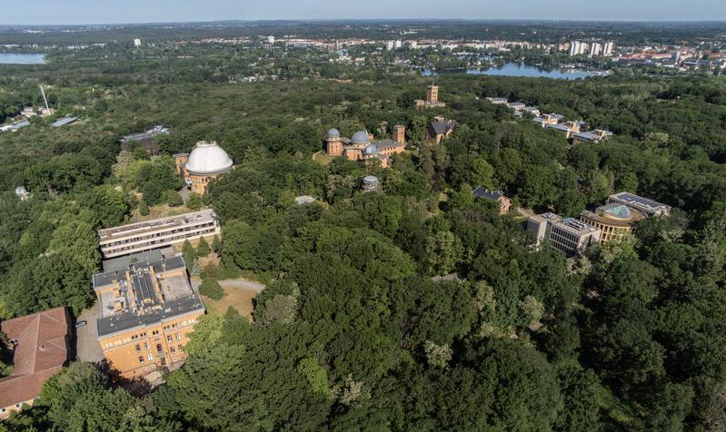 Der Telegrafenberg in Potsdam mit dem Gelände des Geoforschungszentrums Potsdam im Vordergrund.