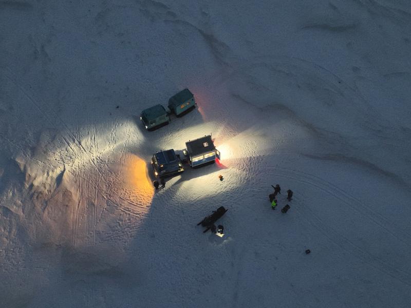 Um Schneedaten aufzunehmen, geht es für Forschende der Fernerkdungung in die Hocharktis auf Spitzbergen.