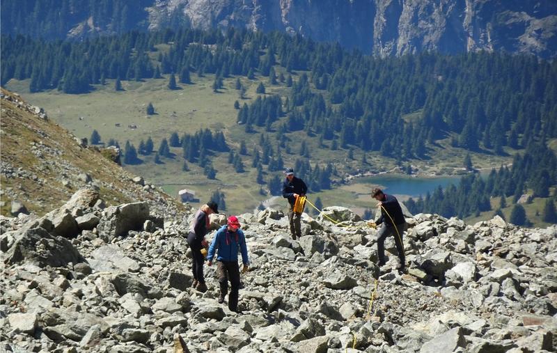 Studierende des EAGLE-Masters bei geo-elektrischen Messungen in den Schweizer Hochalpen.
