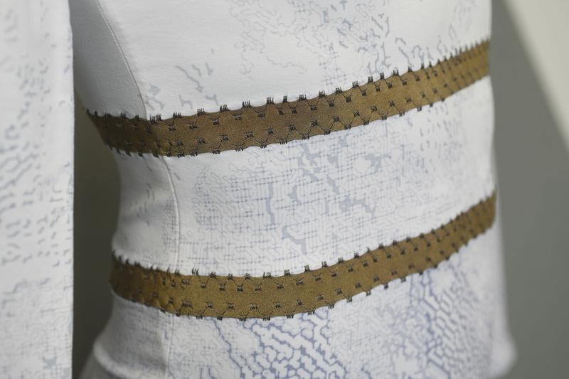 Textile Sensoren können unter der Kleidung getragen oder sogar in diese integriert werden.